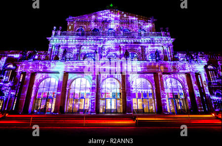 Hannover, Deutschland. 18 Nov, 2018. Die Oper wird vom Video Artist Team' Resorb' zu den Themen der Digitalisierung beleuchtet werden. Das Licht Art Festival "Hannover leuchtet" vom 14. bis 18. November 2018 in Hannover stattfand. Credit: Hauke-Christian Dittrich/dpa/Alamy leben Nachrichten Stockfoto