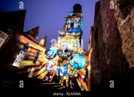 Hannover, Deutschland. 18 Nov, 2018. Die aegidienkirche ist unter dem Titel "beleuchteten Wir sind alle eine Familie - in eine bunte Welt". Das Licht Art Festival "Hannover leuchtet" vom 14. bis 18. November 2018 in Hannover stattfand. Credit: Hauke-Christian Dittrich/dpa/Alamy leben Nachrichten Stockfoto