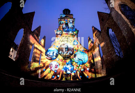 Hannover, Deutschland. 18 Nov, 2018. Die aegidienkirche ist unter dem Titel "beleuchteten Wir sind alle eine Familie - in eine bunte Welt" (Aufnahme mit Fischaugenobjektiv). Das Licht Art Festival "Hannover leuchtet" vom 14. bis 18. November 2018 in Hannover stattfand. Credit: Hauke-Christian Dittrich/dpa/Alamy leben Nachrichten Stockfoto