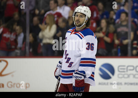 Washington, DC, USA. 17 Okt, 2018. New York Rangers rechten Flügel Mats Zuccarello (36) schaut auf, als er für ein Gesicht wartet, während das Spiel zwischen den New York Rangers, Washington Capitals im Capitol eine Arena, in Washington, DC am 17. Oktober 2018. Credit: Alex Edelman/ZUMA Draht/Alamy leben Nachrichten Stockfoto