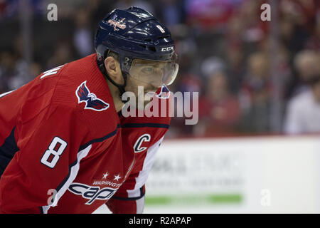 Washington, DC, USA. 17 Okt, 2018. Washington Capitals linken Flügel Alex Ovechkin (8) schaut auf, als er für ein Gesicht aus, während das Spiel zwischen den New York Rangers, Washington Capitals im Capitol eine Arena, in Washington, DC am 17. Oktober 2018 wartet. Credit: Alex Edelman/ZUMA Draht/Alamy leben Nachrichten Stockfoto