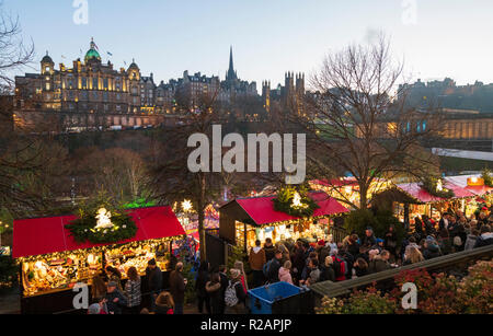 Edinburgh, Schottland, Großbritannien. 18. November 2018. Die jährlichen Edinburgh Weihnachtsmarkt eröffnet dieses Wochenende und Tausende von Einheimischen und Touristen genossen die traditionelle Unterhaltung, Speisen und Getränke im Angebot in der Abenddämmerung auf die Stadt herab. Credit: Iain Masterton/Alamy leben Nachrichten Stockfoto