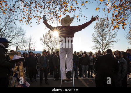 London, Großbritannien. 18. November 2018. Predigt und Debatten an Speakers' Corner, das öffentliche Sprechen nord-östlichen Ecke des Hyde Park. Credit: Guy Corbishley/Alamy leben Nachrichten Stockfoto