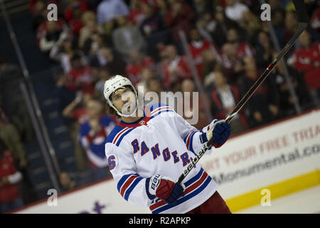 Washington, DC, USA. 17 Okt, 2018. New York Rangers rechten Flügel Mats Zuccarello (36) schaut auf, als er für ein Gesicht wartet, während das Spiel zwischen den New York Rangers, Washington Capitals im Capitol eine Arena, in Washington, DC am 17. Oktober 2018. Credit: Alex Edelman/ZUMA Draht/Alamy leben Nachrichten Stockfoto