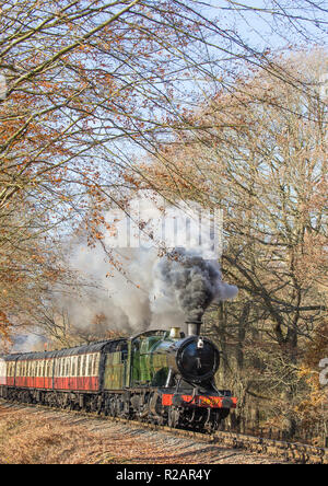 Bewdley, Großbritannien. 18. November 2018. UK Wetter: Reisende auf den Severn Valley Railway (ein Erbe Bahnstrecke zwischen Kidderminster und Bridgnorth) genießen Sie herrliche Herbst Sonnenschein als Ihre vintage UK Dampflok führt durch die schönen, Herbst, ländlichen, Worcestershire, Landschaft, puffing Rauch und Dampf. Quelle: Lee Hudson/Alamy leben Nachrichten Stockfoto