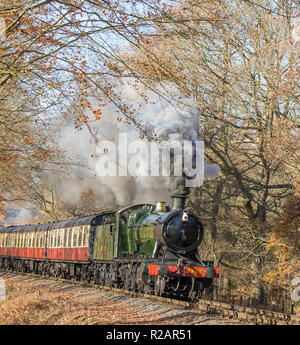 Bewdley, Großbritannien. 18. November 2018. UK Wetter: Reisende auf den Severn Valley Railway (Erbe Bahnstrecke zwischen Kidderminster und Bridgnorth) genießen Sie herrliche Herbst Sonnenschein als Ihre vintage UK Dampflok führt durch die schönen, Herbst, ländlichen, Worcestershire, Landschaft, puffing Rauch und Dampf. Quelle: Lee Hudson/Alamy leben Nachrichten Stockfoto