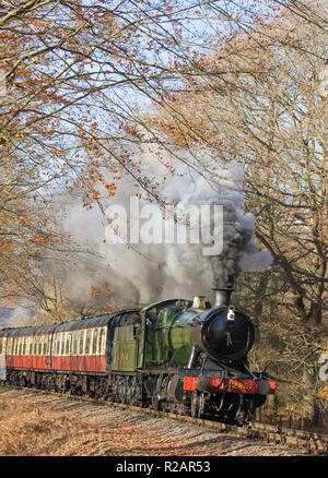 Bewdley, Großbritannien. 18. November 2018. UK Wetter: Reisende auf den Severn Valley Railway (ein Erbe Bahnstrecke zwischen Kidderminster und Bridgnorth) genießen Sie herrliche Herbst Sonnenschein als Ihre vintage UK Dampflok führt durch die schönen, Herbst, ländlichen, Worcestershire, Landschaft, puffing Rauch und Dampf. Quelle: Lee Hudson/Alamy leben Nachrichten Stockfoto