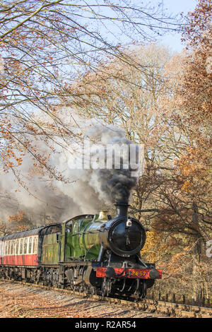 Bewdley, Großbritannien. 18. November 2018. UK Wetter: Reisende auf den Severn Valley Railway (ein Erbe Bahnstrecke zwischen Kidderminster und Bridgnorth) genießen Sie herrliche Herbst Sonnenschein als Ihre vintage UK Dampflok führt durch die schönen, Herbst, ländlichen, Worcestershire, Landschaft. Quelle: Lee Hudson/Alamy leben Nachrichten Stockfoto