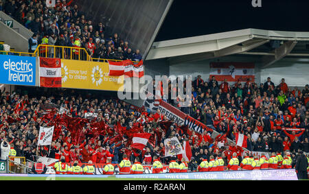 Windsor Park, Belfast, Nordirland. 18 Nov, 2018. UEFA Nationen Liga Fußball, Nordirland gegen Österreich; die österreichischen Fans feiern ihre Mannschaften 2-1 Sieg über Nordirland Credit: Aktion plus Sport/Alamy leben Nachrichten Stockfoto