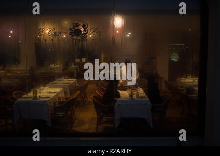 Barcelona, Katalonien, Spanien. 18 Nov, 2018. In einem Restaurant in Barcelona ein Kellner serviert Paella zu Kunden als Regen fällt. Credit: Jordi Boixareu/ZUMA Draht/Alamy leben Nachrichten Stockfoto