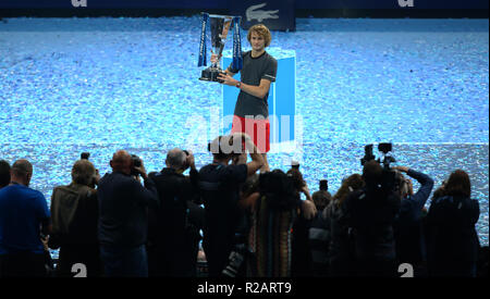 London, Großbritannien. November 18, 2018. Alexander Zverev (GER), Sieger der Nitto ATP-Finale gegen Novak Djokovic (SRB) während der Tag acht Männer Singles - Finale der Nitto ATP World Tour Finale in der O2 Arena in London am 18. November 2018 gespielt. Kredit Aktion Foto Sport Foto Credit: Action Sport / alamy Live News Credit: Aktion Foto Sport/Alamy leben Nachrichten Stockfoto