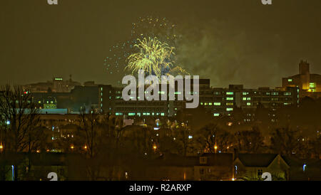 Glasgow, Schottland, Großbritannien, 18. November 2018. UK Wetter. Kalte Einschalten der Weihnachtsbeleuchtung Feuerwerk über den Dächern der Stadt aus der ganzen Metropolregion gesehen und dargestellt von fünf Mikes Weg über die Skyline der wohlhabenden West End von Glasgow an Sehenswürdigkeiten nicht gesehen, da sich das Feuer an der Kunsthochschule. Gerard Fähre / Alamy news Credit: Gerard Fähre / alamy Leben Nachrichten Stockfoto