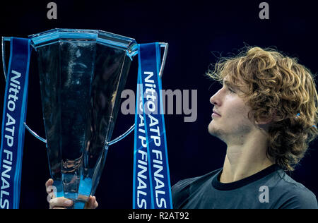 Alexander Zverev (Deutschland) gewinnt am Ende des Jahres Finale und wirft mit der Trophäe während der NITTO ATP-Finale in London 2018 in der O2, London, England am 18. November 2018. Foto von Andy Rowland. Stockfoto