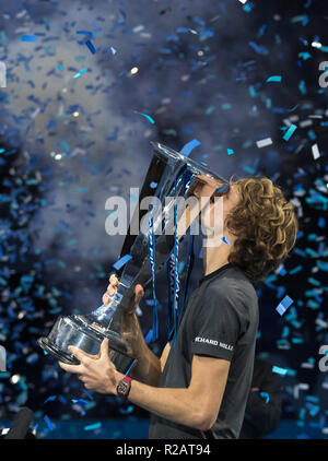 Alexander Zverev (Deutschland) gewinnt am Ende des Jahres Finale und wirft mit der Trophäe während der NITTO ATP-Finale in London 2018 in der O2, London, England am 18. November 2018. Foto von Andy Rowland. Stockfoto