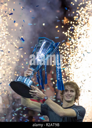 Alexander Zverev (Deutschland) gewinnt am Ende des Jahres Finale und wirft mit der Trophäe während der NITTO ATP-Finale in London 2018 in der O2, London, England am 18. November 2018. Foto von Andy Rowland. Stockfoto