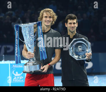 London, Großbritannien. November 18, 2018. Alexander Zverev (GER) gewinnt Nitto ATP-Finale gegen Novak Djokovic (SRB) während der Tag acht Männer Singles - Finale der Nitto ATP World Tour Finals gespielt an der O2-Arena in London am 18. November 2018. Kredit Aktion Foto Sport Foto Credit: Action Sport / alamy Leben Nachrichten Stockfoto