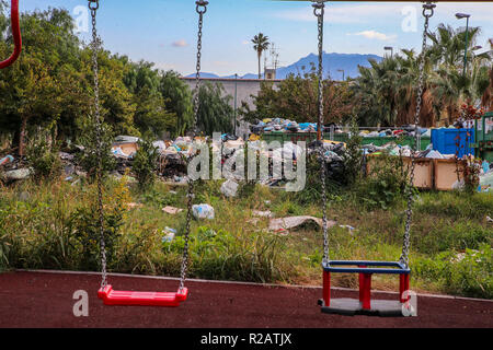 Torre Del Greco, Kampanien, Italien. 18 Nov, 2018. Und drangen durch Abfälle, giftig platzt und es ist sofort Not am Fuße des Vesuv, Garbage, Allert Credit: Antonio Balasco/Alamy leben Nachrichten Stockfoto