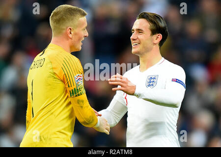 London, Großbritannien. 18. November 2018. England Torhüter Jordan Pickford (1) (links) feiert Sieg 2-1 mit England Verteidiger Ben chilwell (3) (rechts) während der UEFA Nationen Liga Match zwischen England und Kroatien im Wembley Stadion, London am Sonntag, den 18. November 2018. (© MI Nachrichten & Sport Ltd | Alamy Live-Nachrichten) Stockfoto