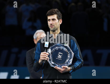 18. November 2018, O2 Arena, London, England; Nitto ATP-Finale; Läufer oben Novak Djokovic (SRB) durch die Menge, als er hält der Läufer oben Platte Stockfoto