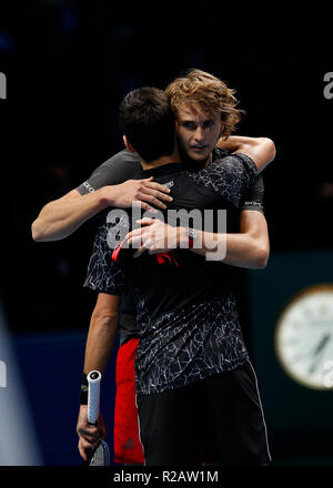 18. November 2018, O2 Arena, London, England; Nitto ATP-Finale; Novak Djokovic Umarmungen (SRB) Alexander Zverev (GER), die nach Ihrem einzigen Finale Stockfoto