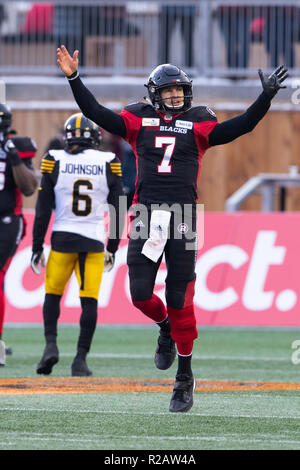 Ottawa, Kanada. 18 Nov, 2018. Ottawa Redblacks quarterback Trevor Harris (7) Peitschen bis die Masse während der CFL-Eastern Division Finale zwischen dem Hamilton Tiger - Katzen und Ottawa Redblacks bei TD Place Stadion in Ottawa, Kanada. Daniel Lea/CSM/Alamy leben Nachrichten Stockfoto