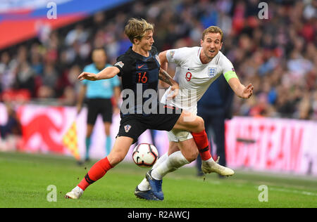 London, Großbritannien. 18. November 2018. Kroatien defender Zinn Jedvaj (16) (links) Schlachten mit England, Harry Kane (9) (rechts) während der UEFA Nationen Liga Match zwischen England und Kroatien im Wembley Stadion, London am Sonntag, den 18. November 2018. (© MI Nachrichten & Sport Ltd | Alamy Live-Nachrichten) Stockfoto