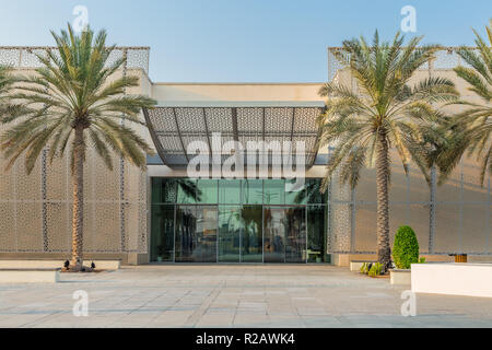 Abu Dhabi, Vereinigte Arabische Emirate, 7. Oktober 2018: Manarat Al Saadiyat. Dies ist ein High-Tech-Zentrum für lokale und internationale kulturelle Ausstellungen. Stockfoto