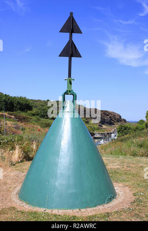 Steuerbord Kanal Marker über Holyhead Hafen, Anglesey, Wales Stockfoto