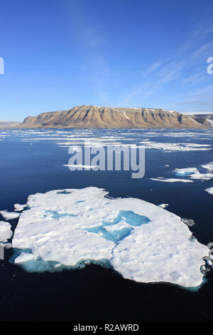 Eisschollen in Lancaster Sound, Nunavut, Kanada mit Devon Island im Hintergrund als von CCGS Amundsen gesehen Stockfoto