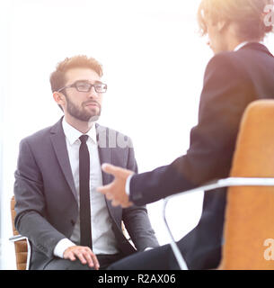 Zwei Geschäftsleute mit Aktentaschen in der Nähe von sich selbst Stockfoto