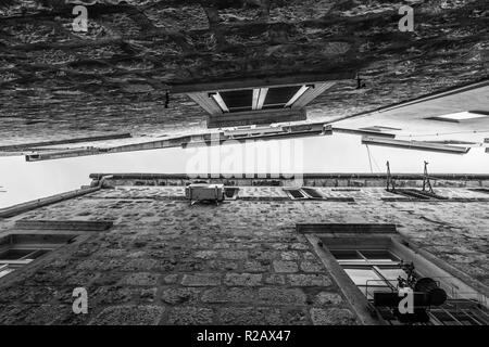 Schwarz-weiß Bild von einer oberen Teil der historischen Gebäude in der Altstadt von Kotor, Montenegro Stockfoto