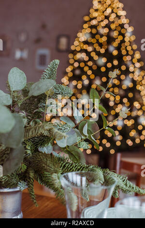Wunderschön eingerichtet Esstisch für Weihnachtsfeier Stockfoto