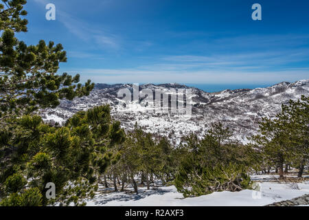 Herrlichem Bergblick Winterlandschaft Panorama wie aus dem Berg Lovcen in Nationalpark Lovcen, Montenegro gesehen Stockfoto