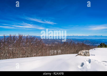 Herrlichem Bergblick Winterlandschaft Panorama wie aus dem Berg Lovcen in Nationalpark Lovcen, Montenegro gesehen Stockfoto
