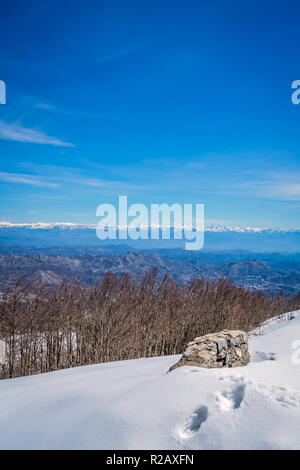Herrlichem Bergblick Winterlandschaft Panorama wie aus dem Berg Lovcen in Nationalpark Lovcen, Montenegro gesehen Stockfoto