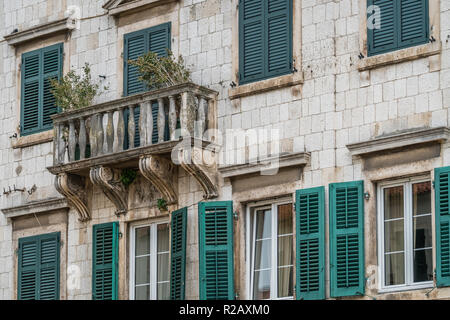 Grüne Fensterläden im historischen Gebäude in der Altstadt von Kotor, Montenegro Stockfoto