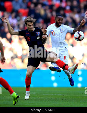 Kroatien's Tin Jedvaj (links) und England's Raheem Sterling (rechts) während der UEFA Nationen League, Gruppe A4 Match im Wembley Stadion, London. Stockfoto