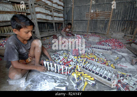 Dhaka, Bangladesch - 23. August 2009: ein Mann aus Bangladesch arbeitet am Ballon Factory in Dhaka, Bangladesh. Ihr Tag beginnt um 6 Uhr, und fährt für 11 Ho Stockfoto