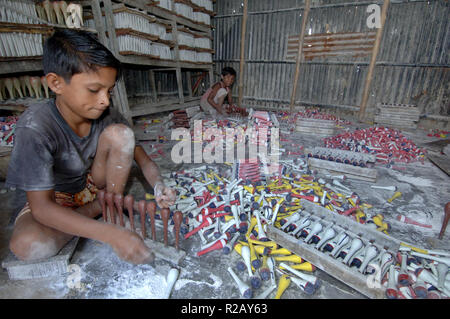 Dhaka, Bangladesch - 23. August 2009: ein Mann aus Bangladesch arbeitet am Ballon Factory in Dhaka, Bangladesh. Ihr Tag beginnt um 6 Uhr, und fährt für 11 Ho Stockfoto