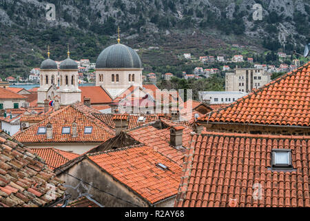 Luftaufnahme des roten Fliesen- Häuser Dächer von Kotor, Montenegro Stockfoto