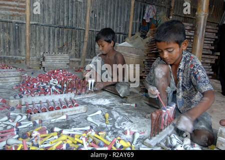 Dhaka, Bangladesch - 23. August 2009: ein Mann aus Bangladesch arbeitet am Ballon Factory in Dhaka, Bangladesh. Ihr Tag beginnt um 6 Uhr, und fährt für 11 Ho Stockfoto