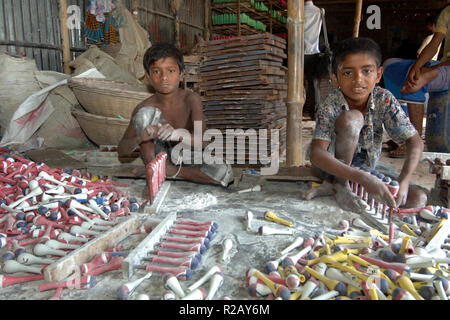 Dhaka, Bangladesch - 23. August 2009: ein Mann aus Bangladesch arbeitet am Ballon Factory in Dhaka, Bangladesh. Ihr Tag beginnt um 6 Uhr, und fährt für 11 Ho Stockfoto