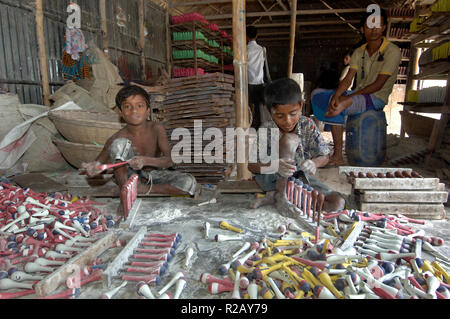 Dhaka, Bangladesch - 23. August 2009: ein Mann aus Bangladesch arbeitet am Ballon Factory in Dhaka, Bangladesh. Ihr Tag beginnt um 6 Uhr, und fährt für 11 Ho Stockfoto