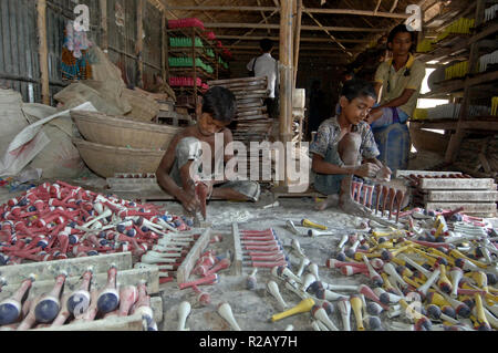 Dhaka, Bangladesch - 23. August 2009: ein Mann aus Bangladesch arbeitet am Ballon Factory in Dhaka, Bangladesh. Ihr Tag beginnt um 6 Uhr, und fährt für 11 Ho Stockfoto