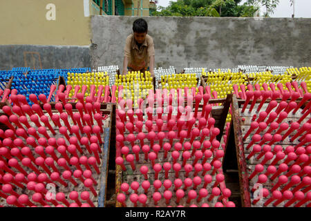 Dhaka, Bangladesch - 23. August 2009: ein Mann aus Bangladesch arbeitet am Ballon Factory in Dhaka, Bangladesh. Ihr Tag beginnt um 6 Uhr, und fährt für 11 Ho Stockfoto