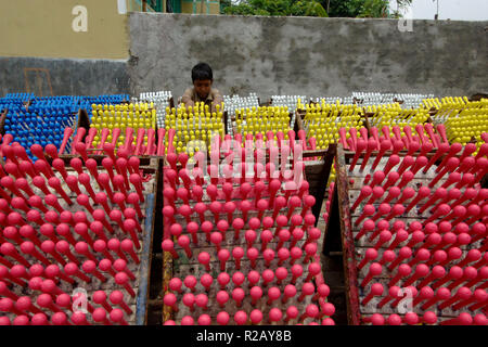 Dhaka, Bangladesch - 23. August 2009: ein Mann aus Bangladesch arbeitet am Ballon Factory in Dhaka, Bangladesh. Ihr Tag beginnt um 6 Uhr, und fährt für 11 Ho Stockfoto