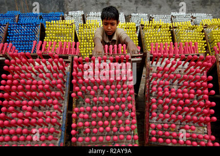 Dhaka, Bangladesch - 23. August 2009: ein Mann aus Bangladesch arbeitet am Ballon Factory in Dhaka, Bangladesh. Ihr Tag beginnt um 6 Uhr, und fährt für 11 Ho Stockfoto