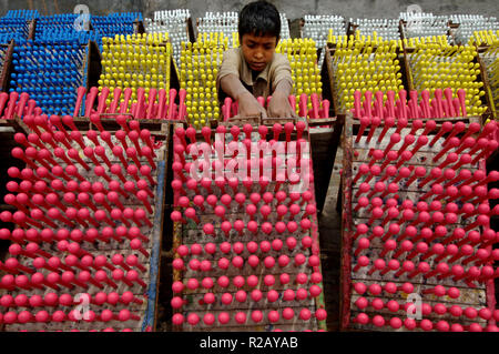 Dhaka, Bangladesch - 23. August 2009: ein Mann aus Bangladesch arbeitet am Ballon Factory in Dhaka, Bangladesh. Ihr Tag beginnt um 6 Uhr, und fährt für 11 Ho Stockfoto