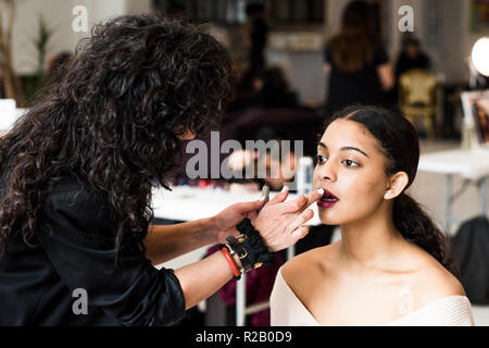 New York City, NY, USA - 13. Februar 2017: Modell backstage in Make-up Während der Mara Hoffman fashion show im Shop Studios NYFW AW 17 Stockfoto