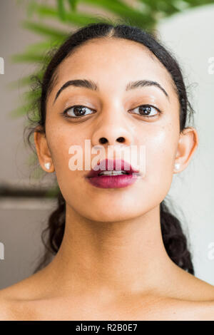 New York City, NY, USA - 13. Februar 2017: Modell backstage in Make-up Während der Mara Hoffman fashion show im Shop Studios NYFW AW 17 Stockfoto